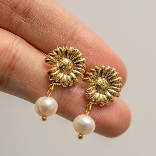 Daisy pearl earrings