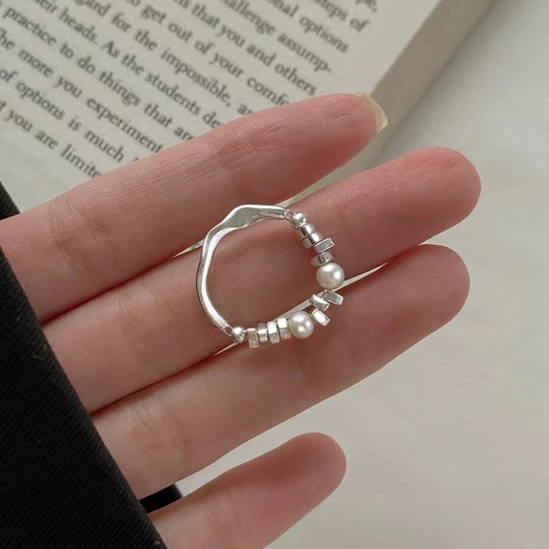 Silver strechy pearl ring