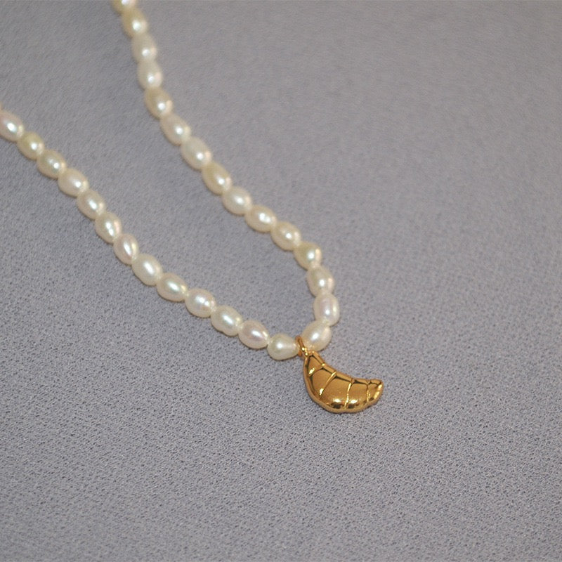 Single pendant freshwater pearls necklace