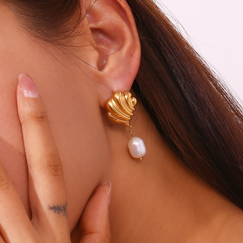 Wave pearl earrings