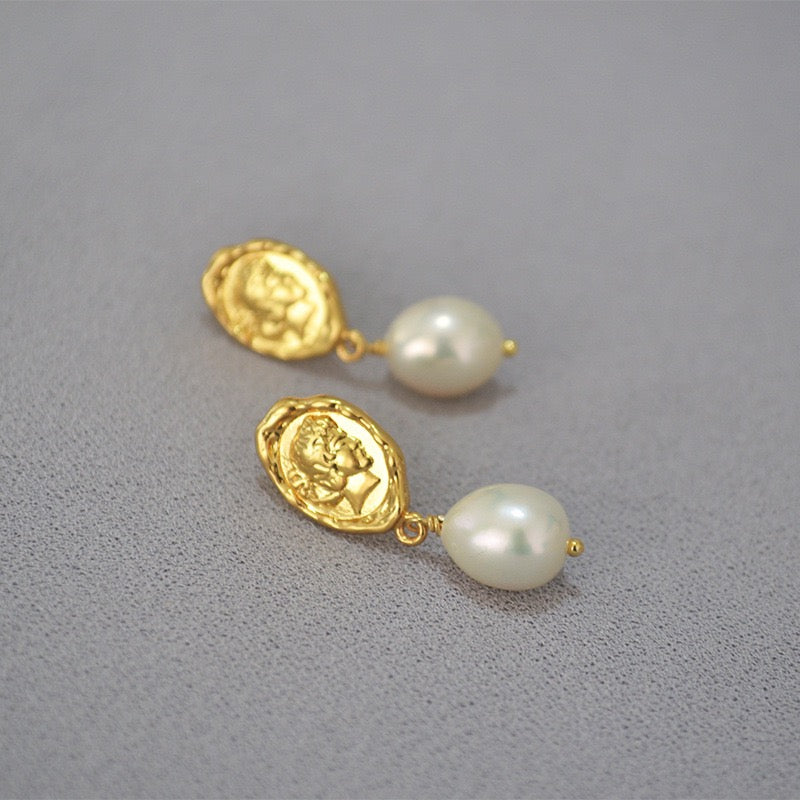 Queens pearl earrings