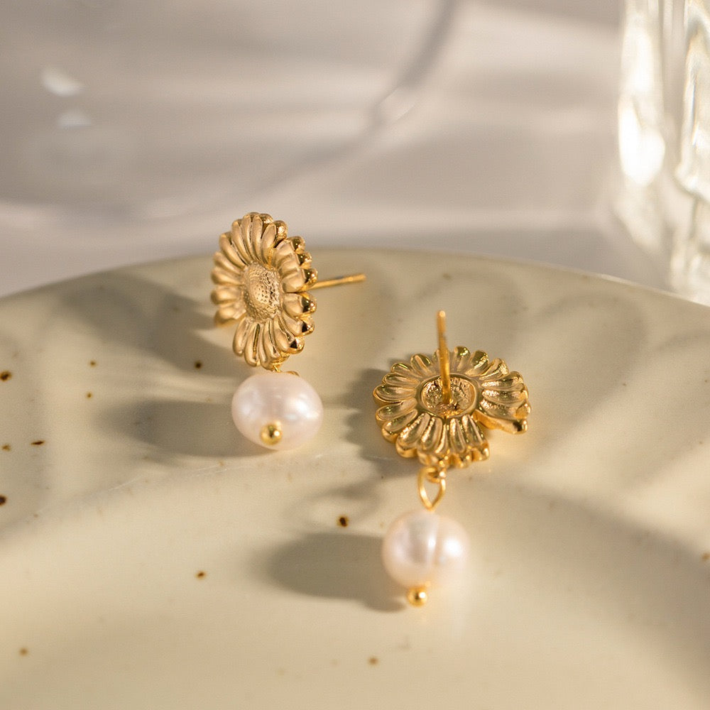 Daisy pearl earrings