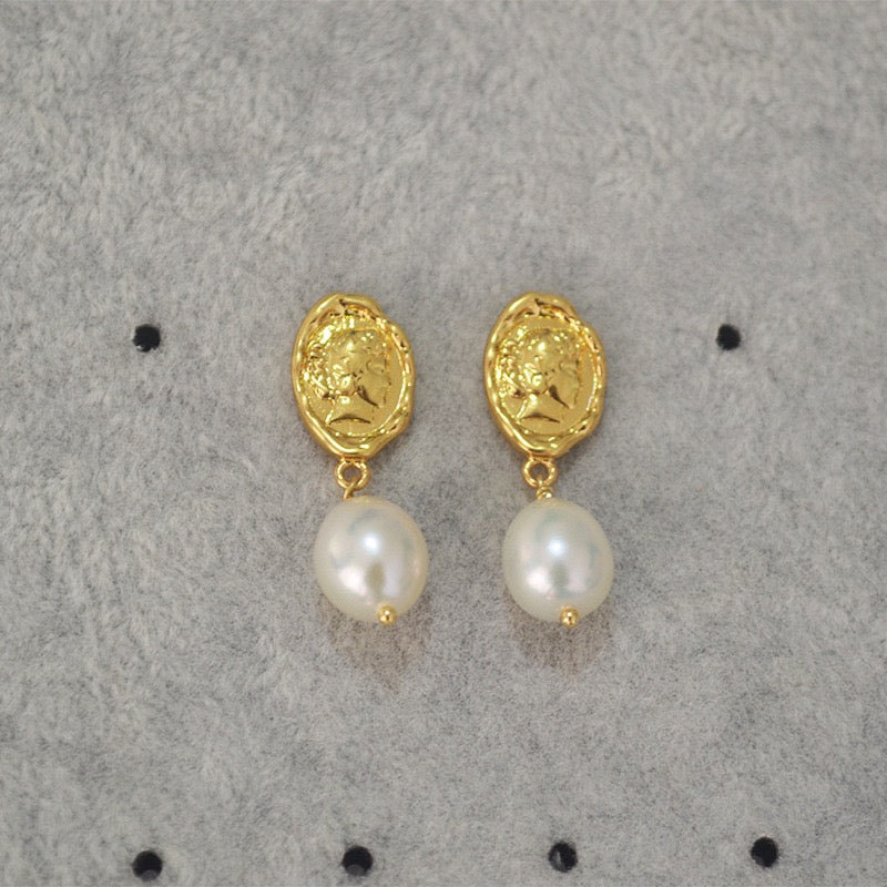 Queens pearl earrings