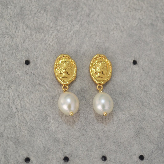 Queens pearl earrings