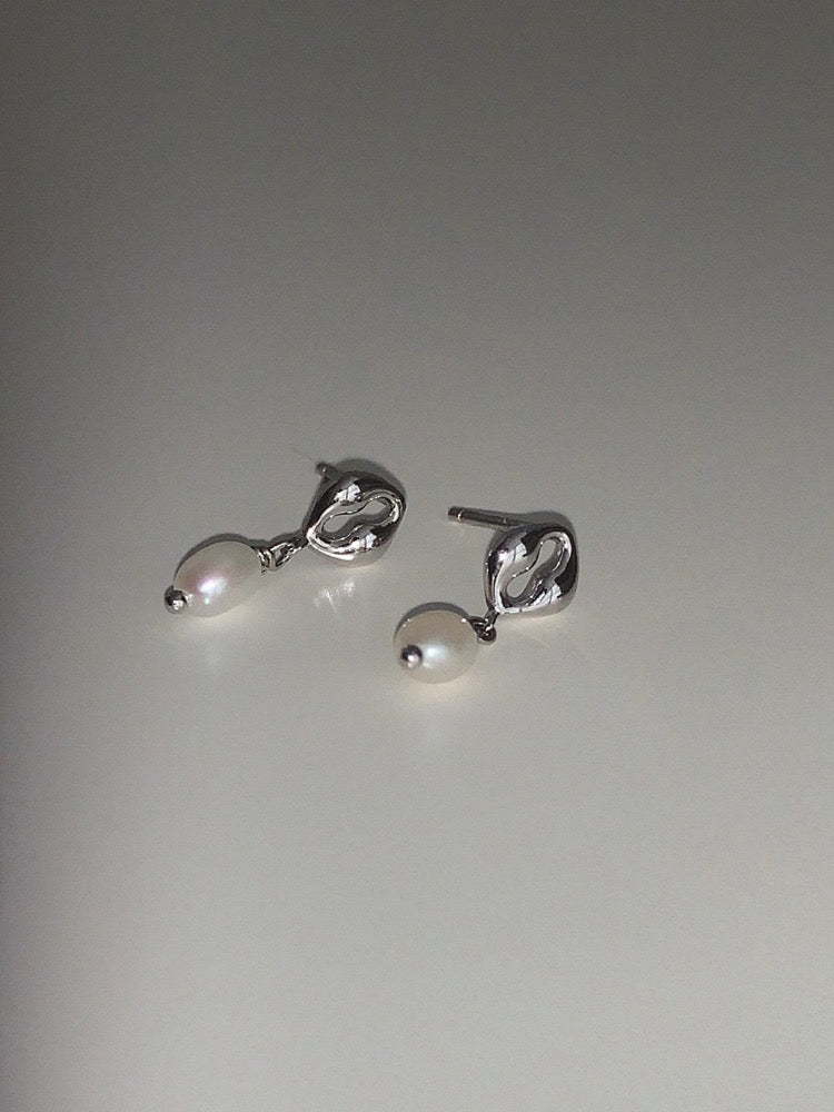 Mini pearls studs