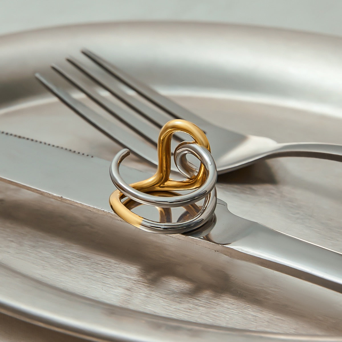 Twisting lines ring