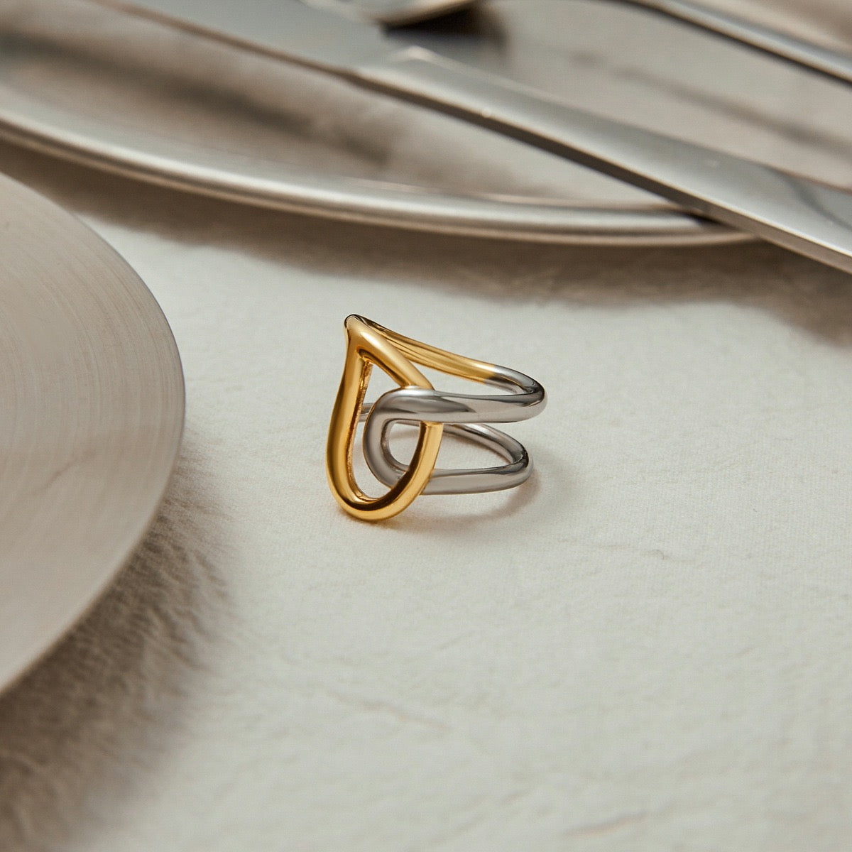 Twisting lines ring