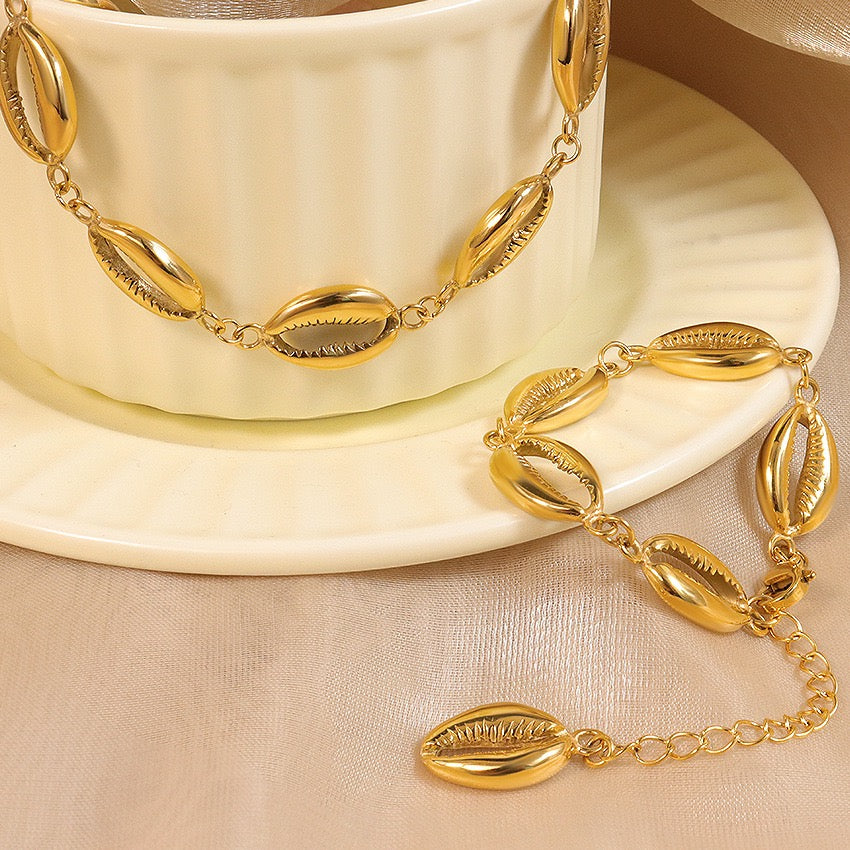 Big shell bracelet