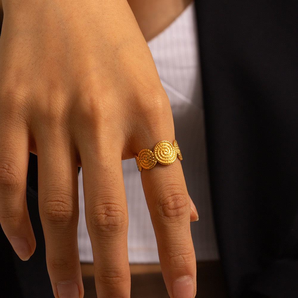 Swirl band ring