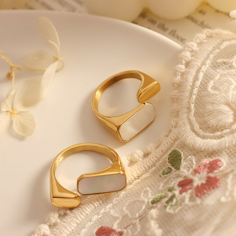 Pearly square rings