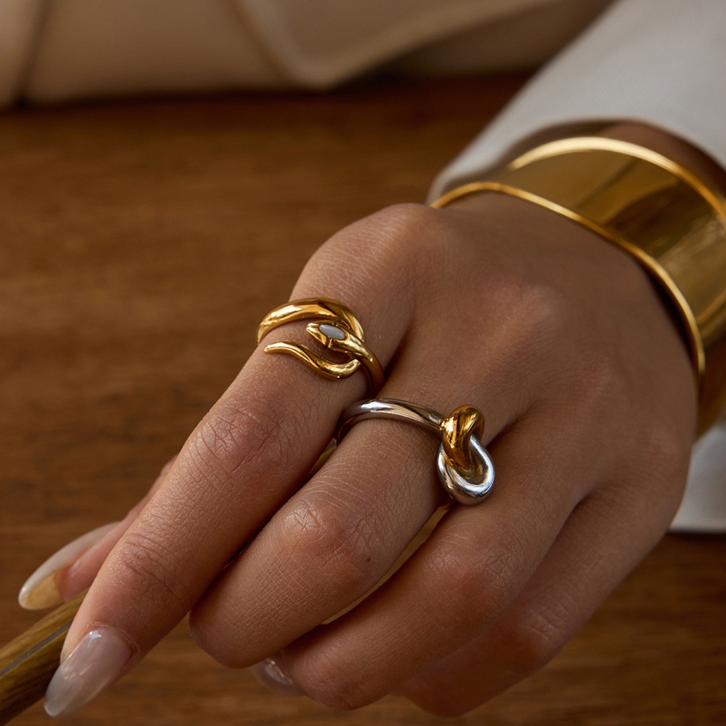 Two tones knot ring