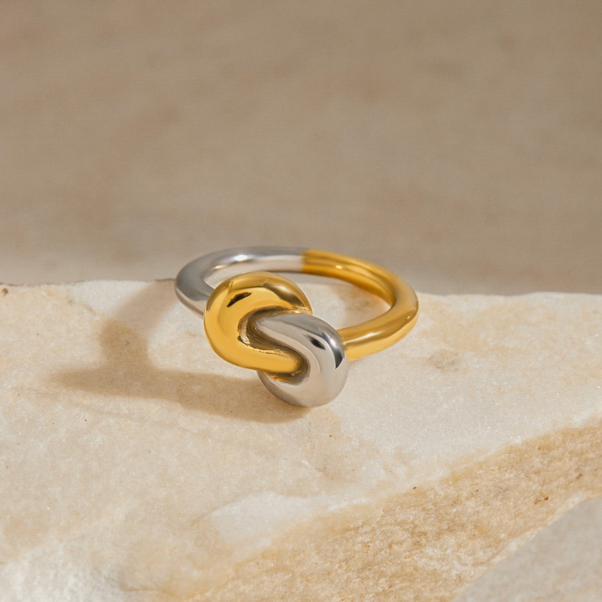 Two tones knot ring
