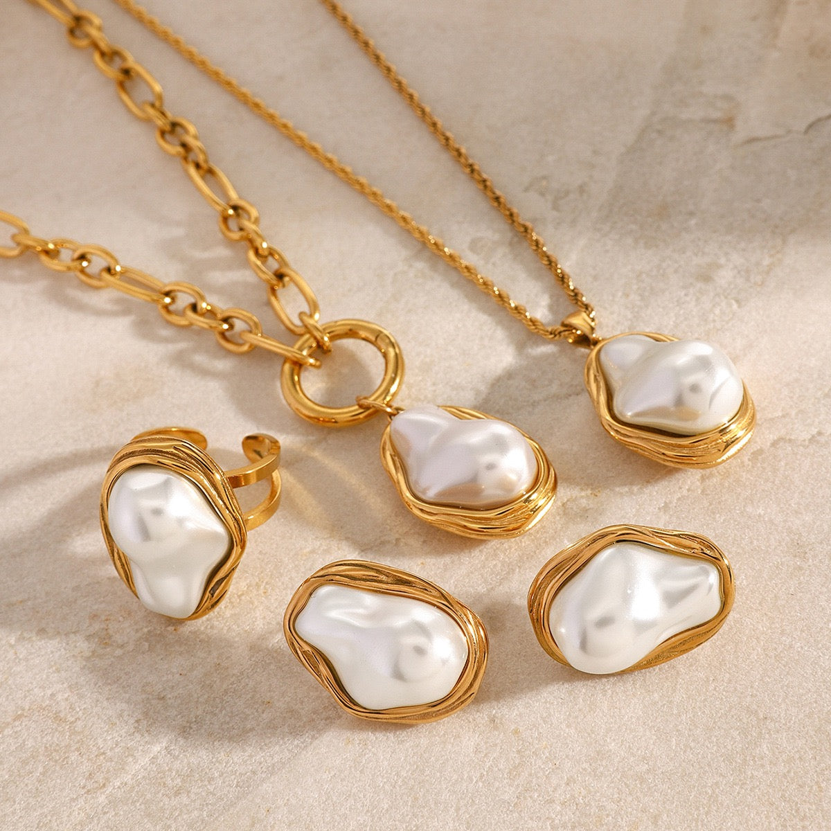 Baroque pearly set