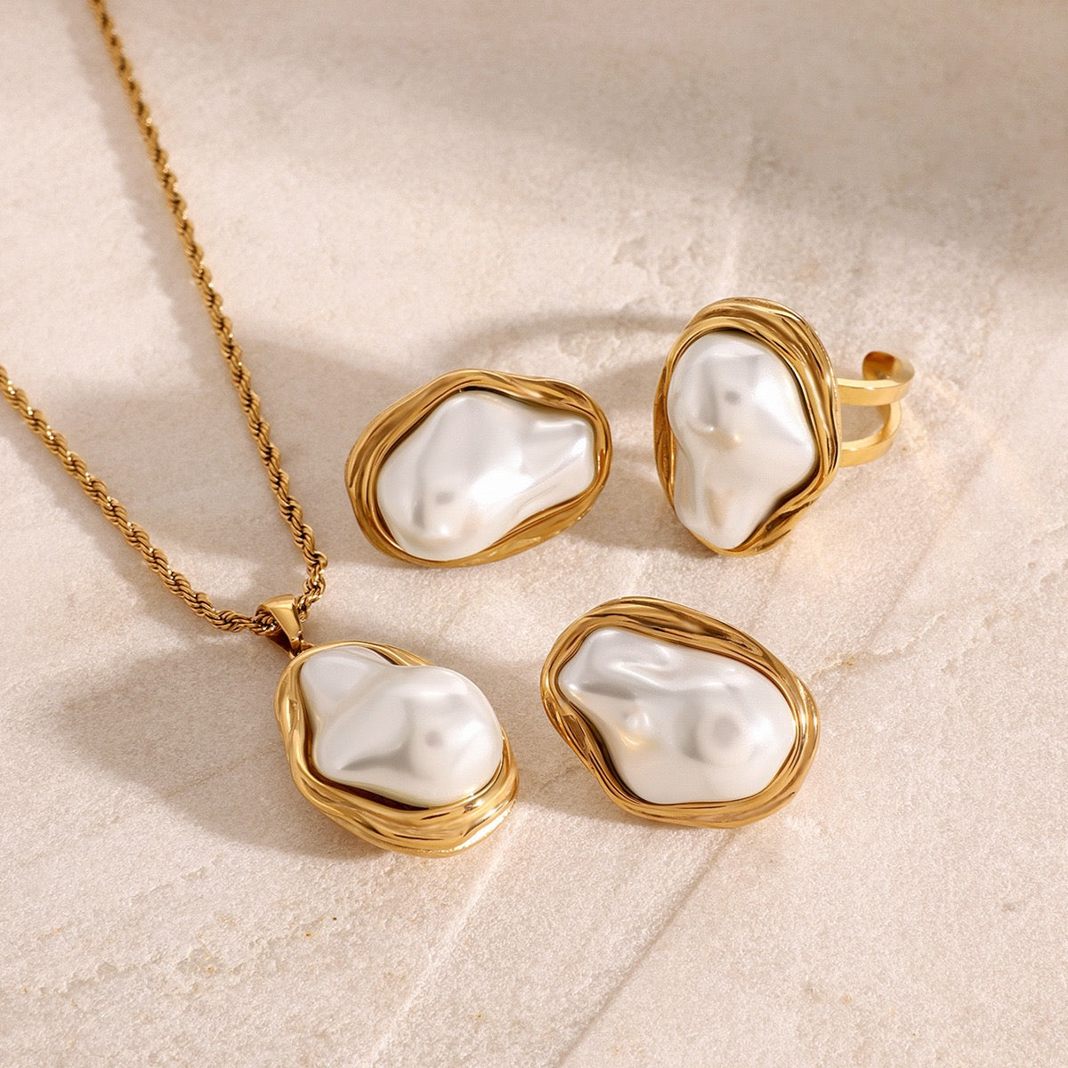 Baroque pearly set