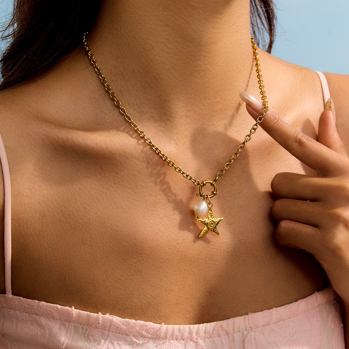 Swirl star necklace