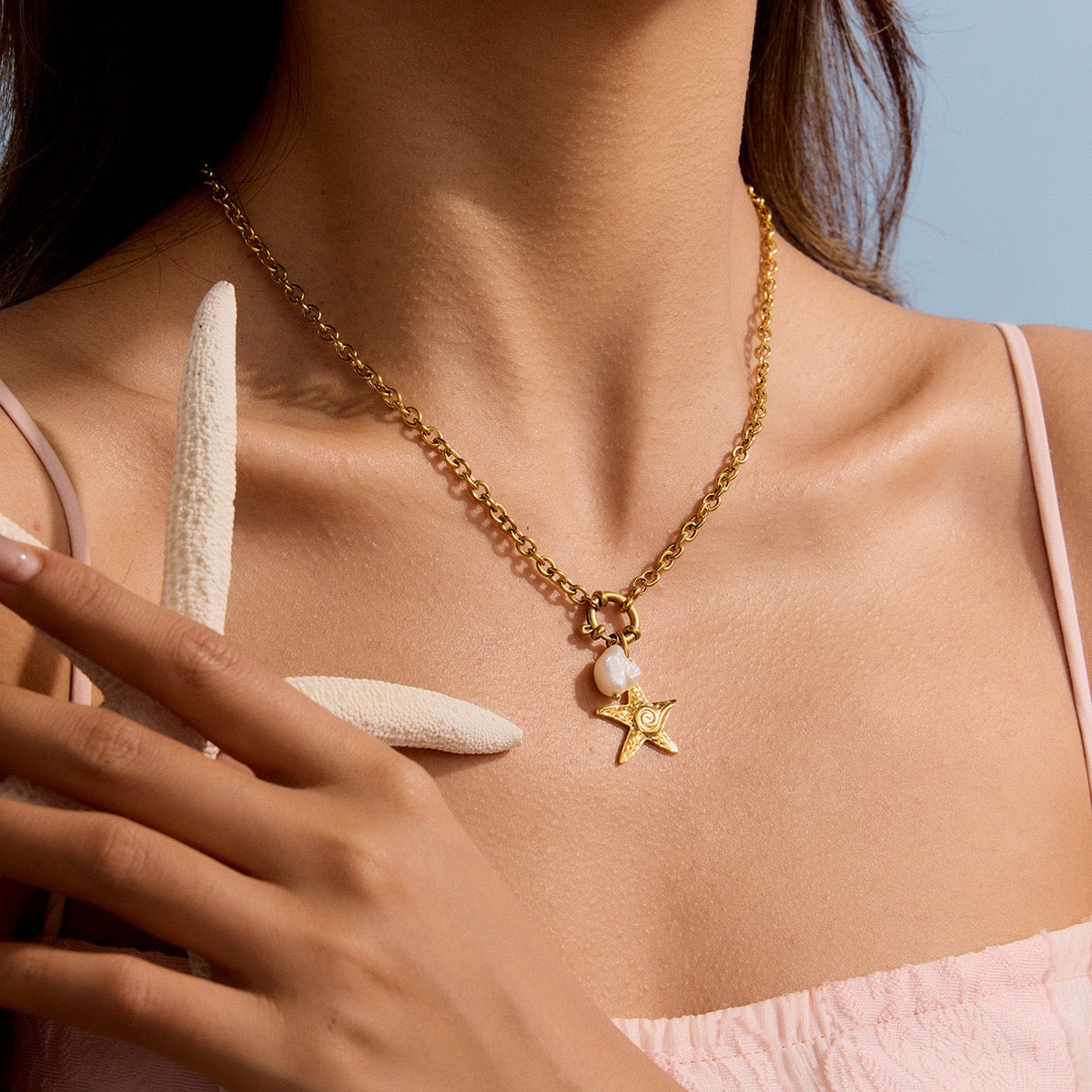 Swirl star necklace