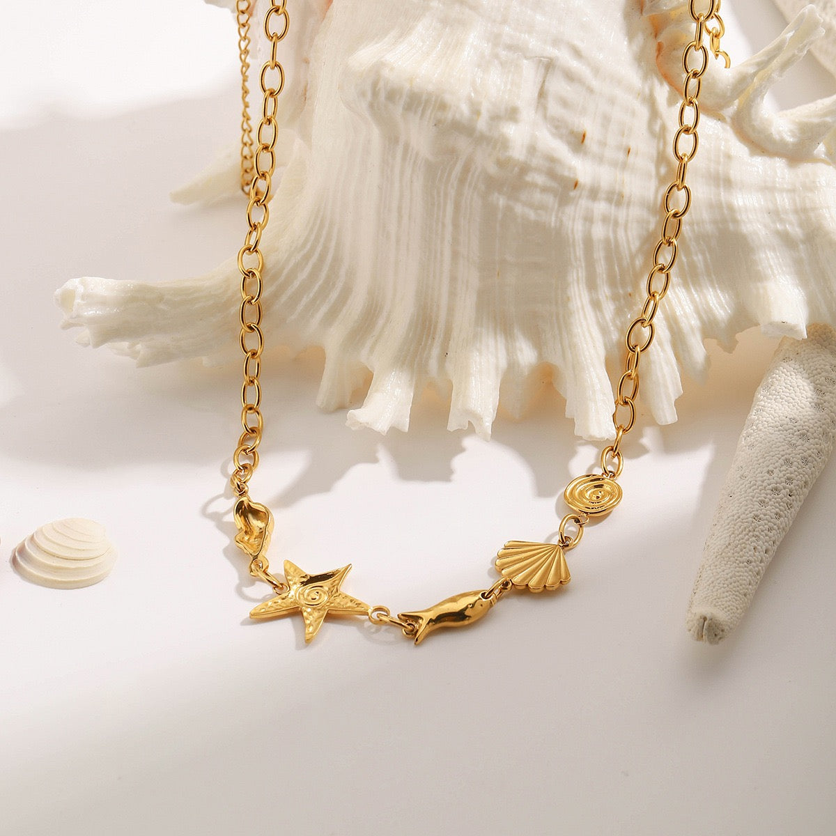 Swirl star necklace