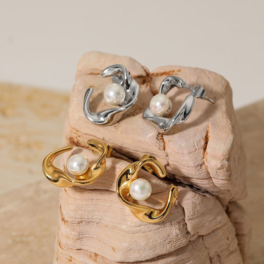 Curvy pearly earrings