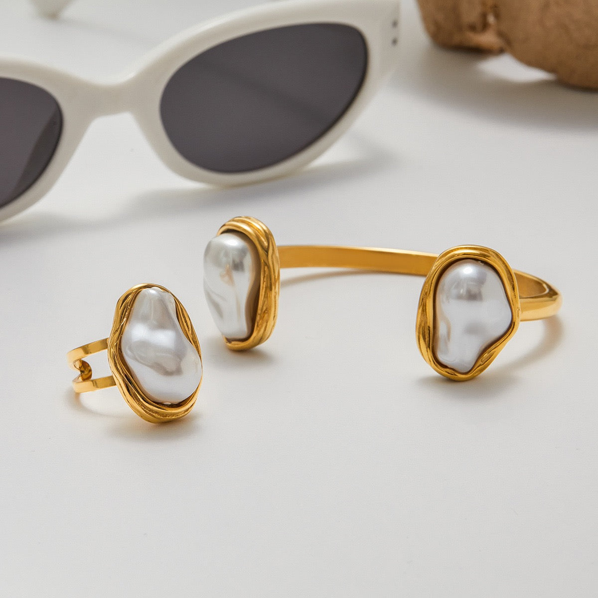 Baroque pearly bangle set