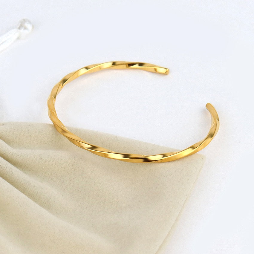 Thin twirl bangle