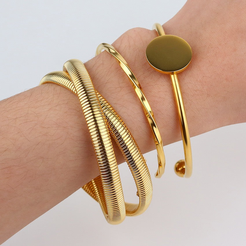Thin twirl bangle