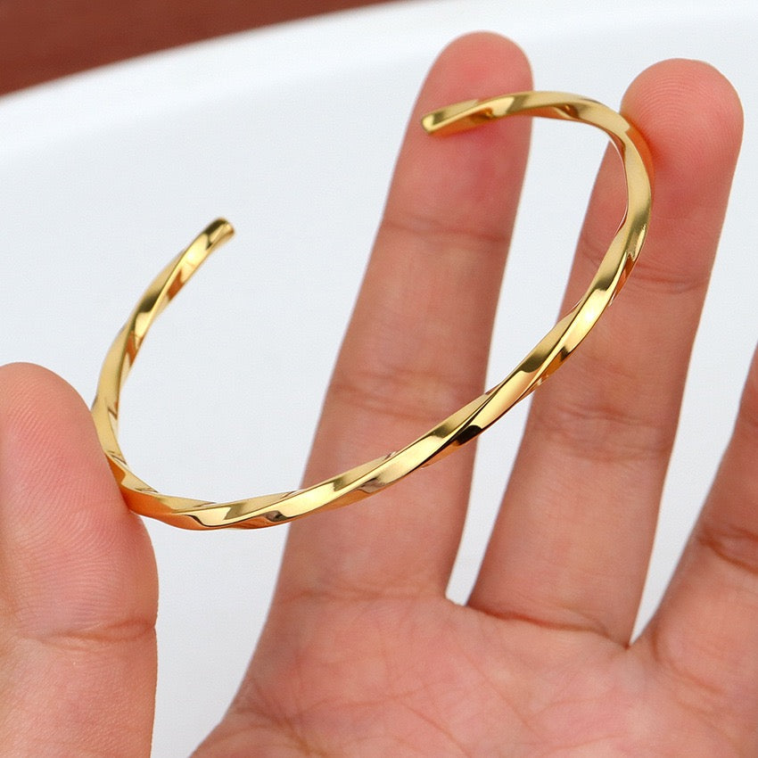 Thin twirl bangle