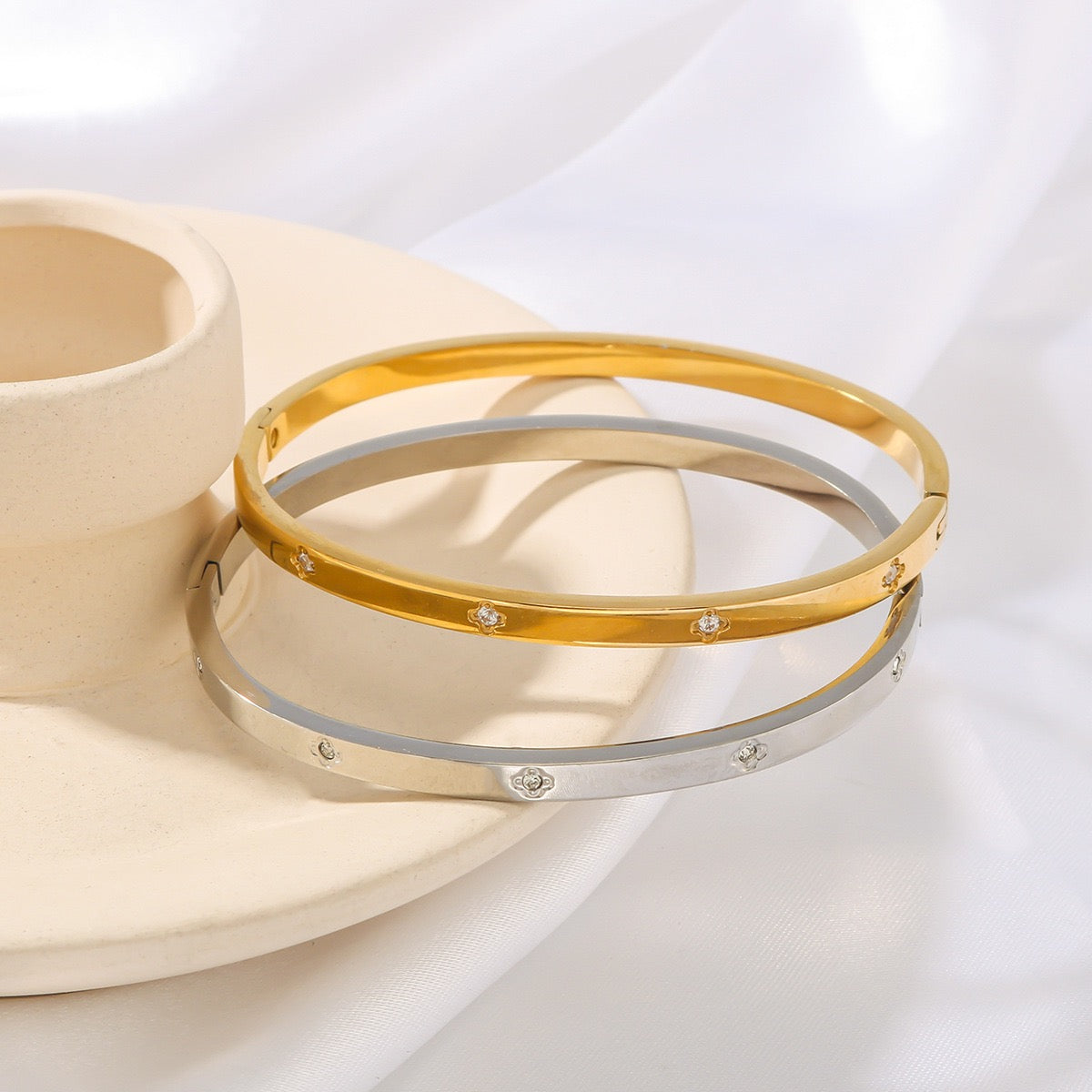 Dainty clover flower bangle