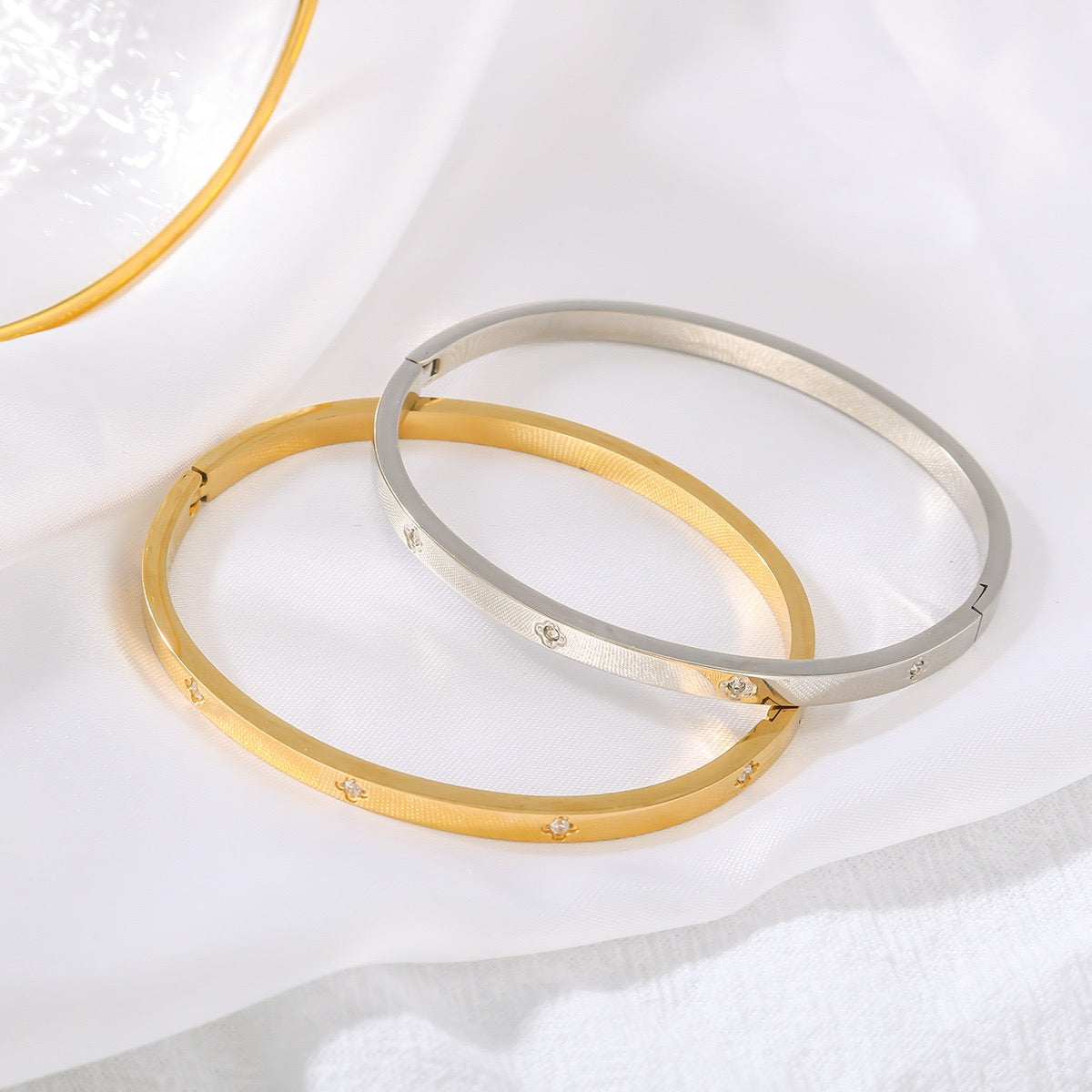 Dainty clover flower bangle