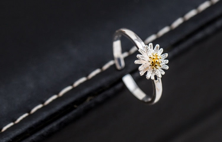 Sterling silver daisy necklace