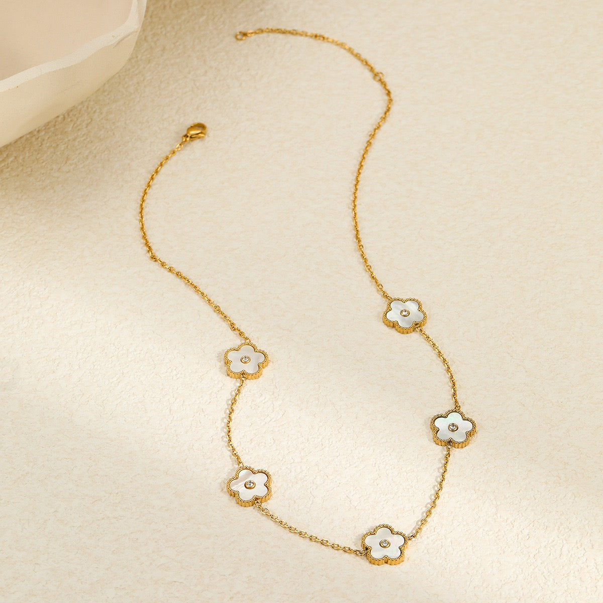 White flower set